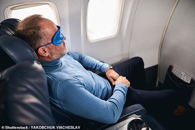 Laut einer Skyscanner-Umfrage, die eine Top-15-Liste der Fauxpas bei Flugreisen ergab, halten mehr als ein Drittel der Menschen es für ein Tabu, den Sitz zu irgendeinem Zeitpunkt während eines Fluges nach hinten zu lehnen