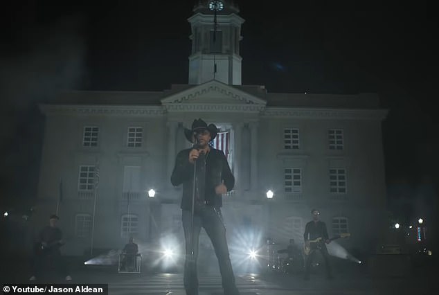 Im Musikvideo singt Aldean vor einem Gerichtsgebäude in Tennessee, das einst für einen Lynchmord genutzt wurde, und eine amerikanische Flagge ist mit Ausschnitten von BLM-Protesten durchzogen