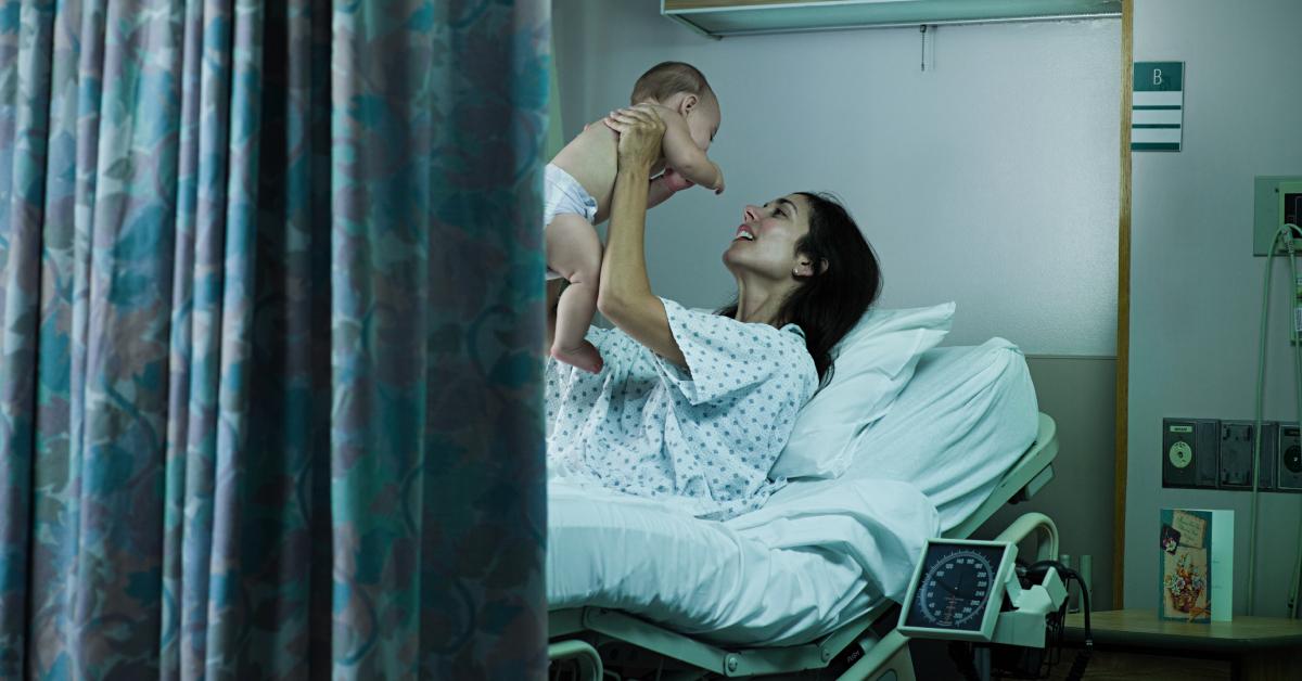 Eine Mutter mit ihrem Neugeborenen im Krankenhaus.