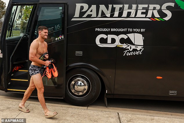 Cleary verschenkte am Dienstag fast jedes seiner Kleidungsstücke an glückliche Panthers-Fans