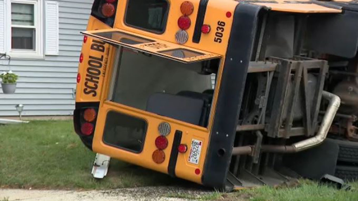 Wisconsin-Bus nach einem Unfall auf einem Hof ​​gesehen