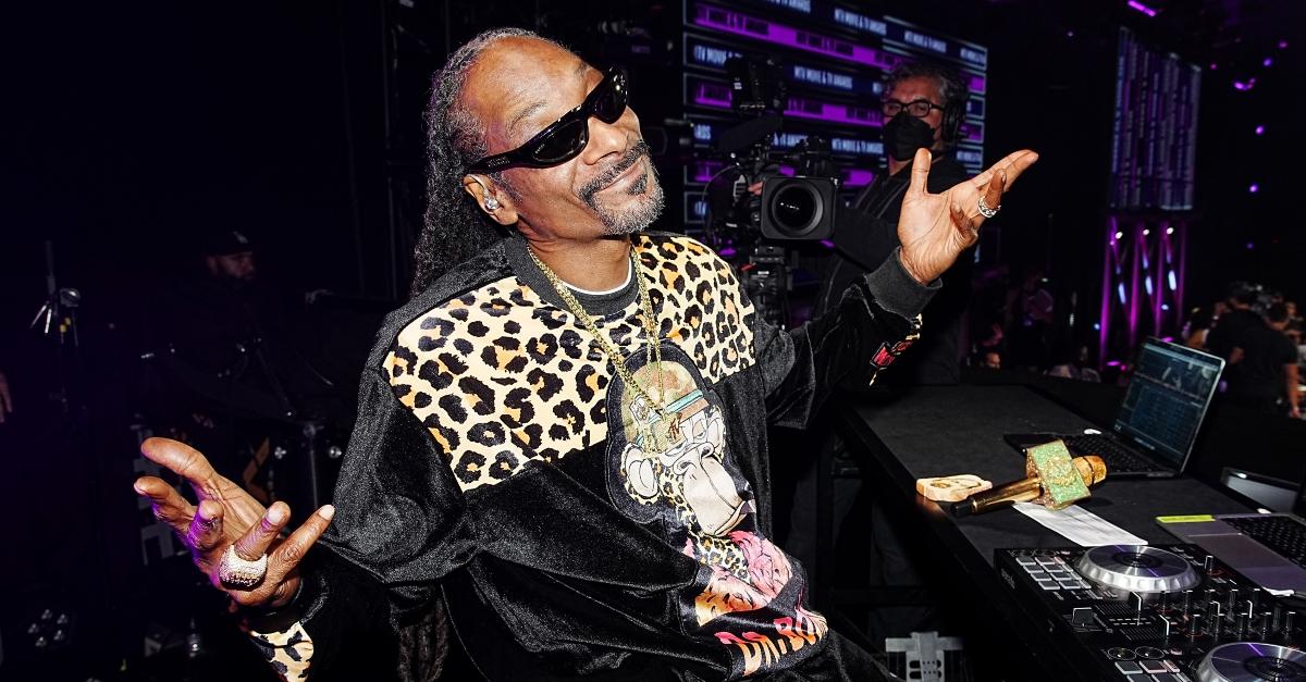 Snoop Dogg trägt ein Sweatshirt aus Samt und Gepardenmuster und eine dunkle Sonnenbrille.