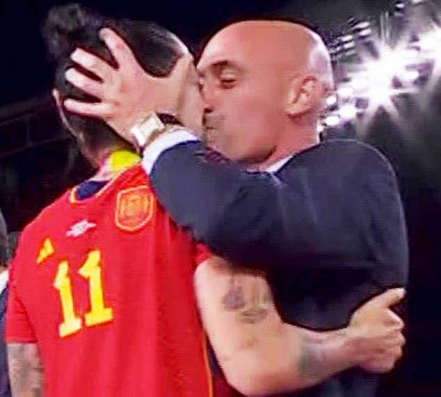 Luis Rubiales wurde letztes Monat nach dem WM-Finale beim Küssen mit Jenni Hermoso abgebildet – der suspendierte Präsident des spanischen Fußballverbands wurde wegen sexueller Übergriffe und Nötigung angeklagt
