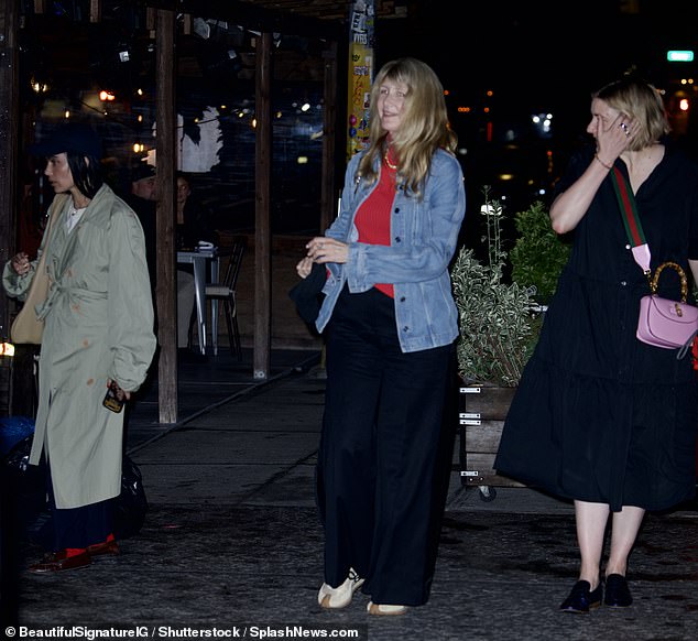 Abendessen mit den Mädchen: Die Damen aßen auch mit Laura Dern, 56, die in Swifts Musikvideo „Bejeweled“ mitspielte, und Batman-Star Zoe Kravitz, 34