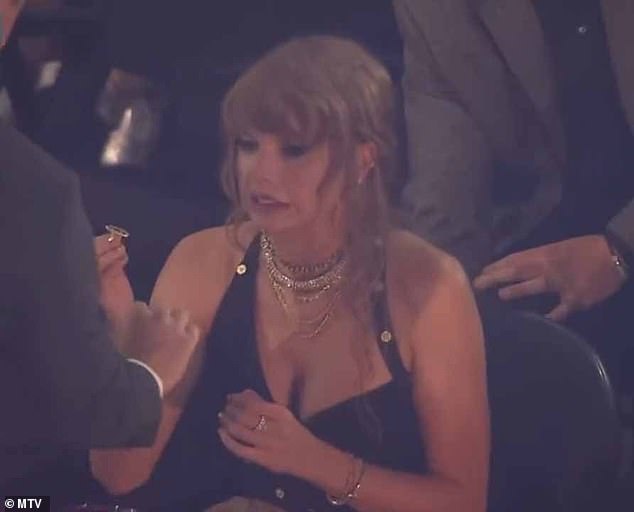 Machst du es kaputt, musst du es kaufen!  Taylor Swift schien den 12.000 US-Dollar teuren Vintage-Ring, den sie bei den MTV VMAs trug, zerbrochen zu haben – und ein Video zeigt den Moment, in dem sich ein ganzer Suchtrupp versammelte, in der Hoffnung, das fehlende Teil zu finden