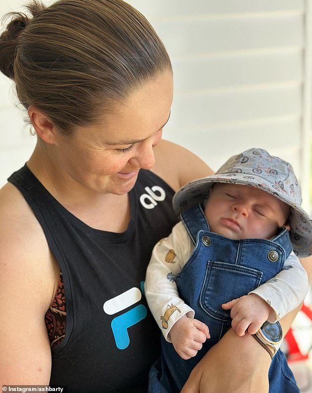 Tennislegende Ash Barty, 27, (links) kuschelte sich am Samstag auf bezaubernden Instagram-Fotos an ihren zwei Monate alten Sohn Hayden (rechts).