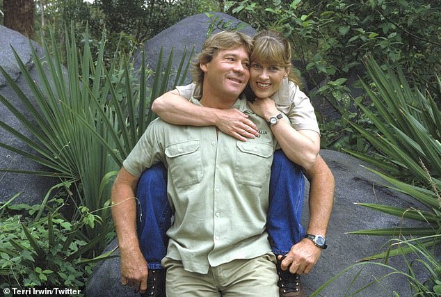 Terri Irwin hat ihr zufälliges Treffen mit Steve in einem wieder aufgetauchten Clip enthüllt, nur wenige Tage nachdem sie 17 Jahre nach seinem tragischen Tod durch einen Stachelrochen am Barrier Reef im Jahr 2006 gefeiert hatte