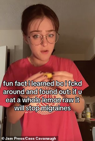 Cass Cavanaugh, 21, aus Missouri, die nicht-binär ist, hat letzten Monat ein Video gepostet, das zeigt, wie sie eine ganze Zitrone roh essen.  Sie hatten Lebensmittel zur Linderung ihrer Migräne getestet, als sie herausfanden, dass Zitrone die Schmerzen lindert
