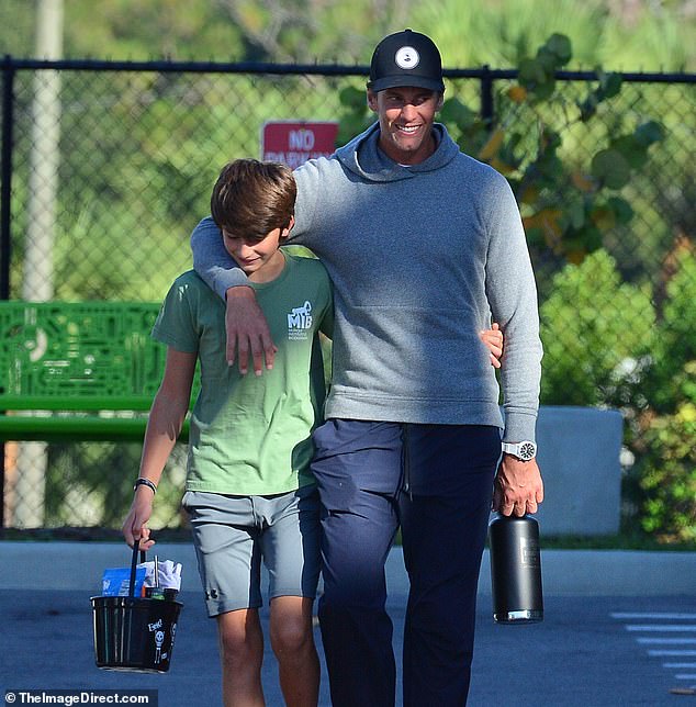 Tom Brady hat bekannt gegeben, dass sein Sohn Benjamin sich darauf vorbereitet, eine Karriere im Fußball zu beginnen