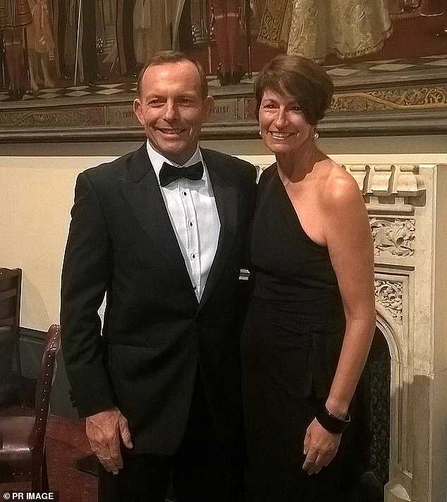 Der frühere Premierminister Tony Abbott (im Bild mit seiner Frau Margie) wurde einen Tag nach der Ankündigung seines Rücktritts durch Rupert Murdoch für den Beitritt zum Vorstand der Fox Corporation nominiert.