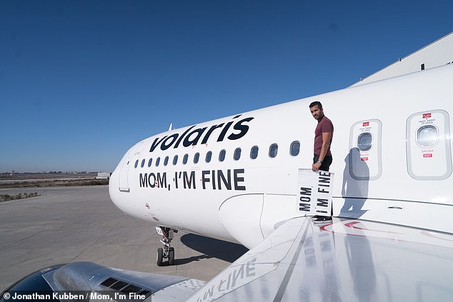 Die mexikanische Fluggesellschaft Volaris zeigte vor einem Flug in die USA in einem ihrer Flugzeuge Jonathans Nachricht „Mama, mir geht es gut“.