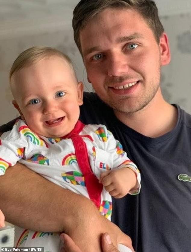 Joshua Warner (im Bild mit Sohn Andrew) aus Crayford im Südosten Londons wurde im Juni ins Krankenhaus eingeliefert, nachdem er zwei Wochen lang unter Kopfschmerzen und Übelkeit gelitten hatte