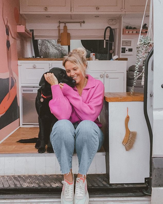 Van-Leben: Amy Nicholson mit ihrem Hund Indie