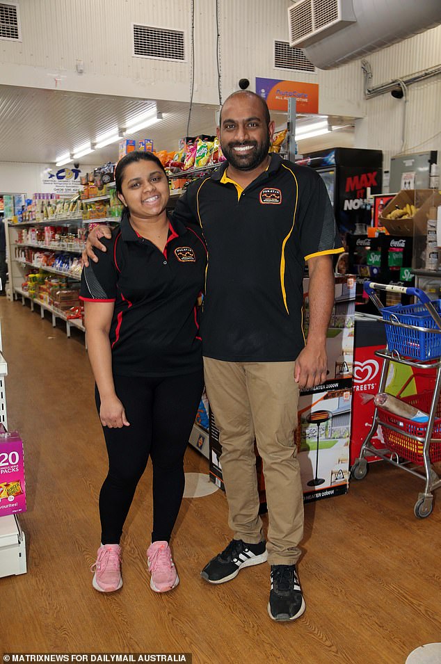 Das srilankische Ehepaar Tiran und Erandi Perera betreibt das Pukatja Roadhouse in den abgelegenen APY Lands in Südaustralien im Nordwesten des Bundesstaates.  Das Geschäft gehört der örtlichen indigenen Gemeinschaft, der auch das 103.000 Quadratkilometer große APY-Land gehört