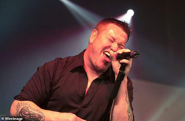 Steve Harwell, 56, der ehemalige Frontmann der Band Smash Mouth, ist gestorben.  Eine Todesursache wurde nicht bekannt gegeben, aber Berichten zufolge litt er an Leberversagen (Harwell ist oben abgebildet).