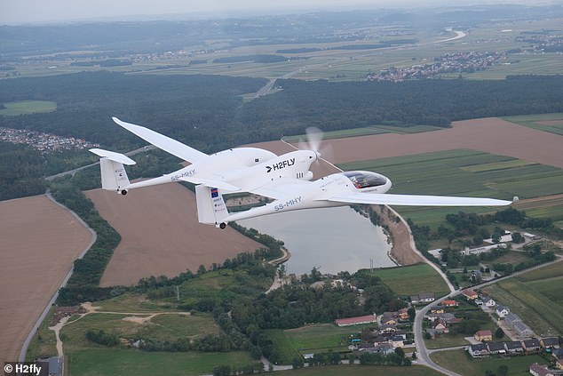 H2fly, ein in Stuttgart ansässiger Entwickler von wasserstoffelektrischen Antriebssystemen für Flugzeuge, gab bekannt, dass seine HY4-Flugzeuge vier Flüge absolviert haben, darunter einer, der über drei Stunden dauerte.  Das Bild oben zeigt das Flugzeug während eines dieser Testflüge