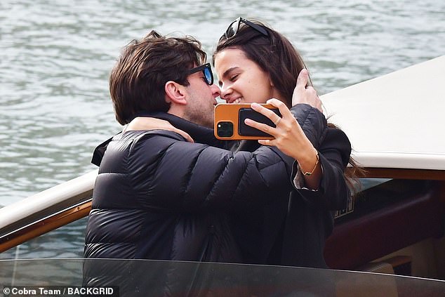 Amore: Argent fotografierte eine liebevolle Umarmung mit seiner neuen Freundin Stella Turian in der romantischen Stadt Venedig