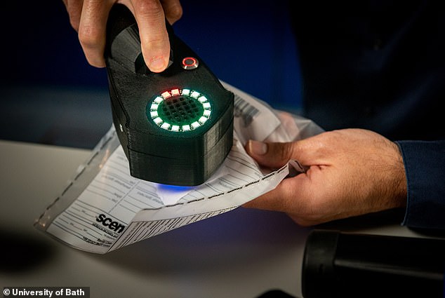 Das von Wissenschaftlern der University of Bath erfundene Gerät im Taschenformat leuchtet auf, wenn illegale Drogen in Papier oder Stoff eingeweicht sind.  Den Ergebnissen zufolge erkennt die Maschine Spice mit einer Genauigkeit von 95 Prozent