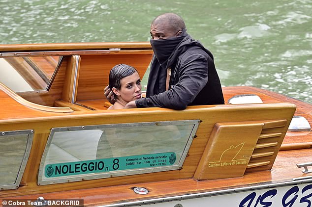 Kanye West, 46, (rechts) und seine australische „Frau“ Bianca Censori, 28, (links) wurden von einer venezianischen Bootsvermietung lebenslang gesperrt, nachdem sie letzten Montag in Italien einen Skandal wegen unanständiger Entblößung begangen hatten