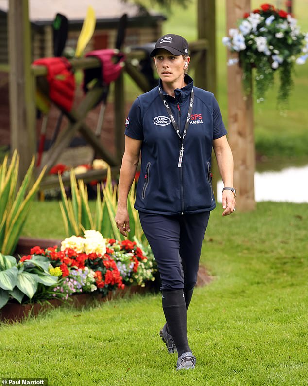 Zara Tindall, 42, trug heute ein dunkelblaues Fleece mit dem Land Rover-Logo, als sie durch das Gelände der Burghley Horse Trials spazierte