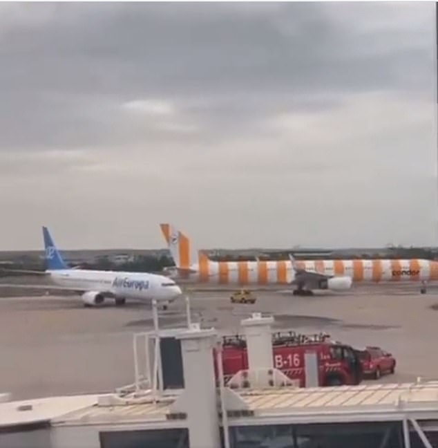 Zwei Ferienflugzeuge sind heute Morgen auf dem Rollfeld des Flughafens Palma auf Mallorca ineinander gekracht.  Im Bild: Die Szene