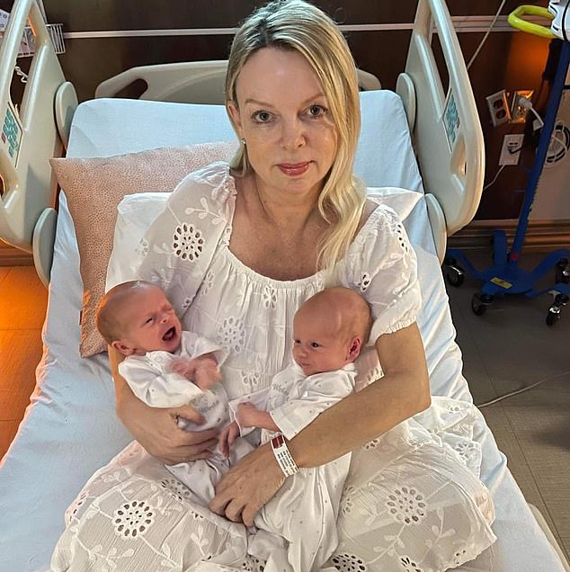 Karen Wilson, 53, nachdem sie Anfang des Jahres Zwillinge zur Welt gebracht hatte