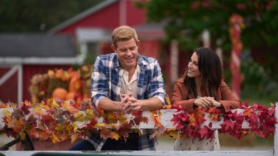 Jessica Lowndes und Trevor Donovan A Harvest Homecoming Great American Family 03