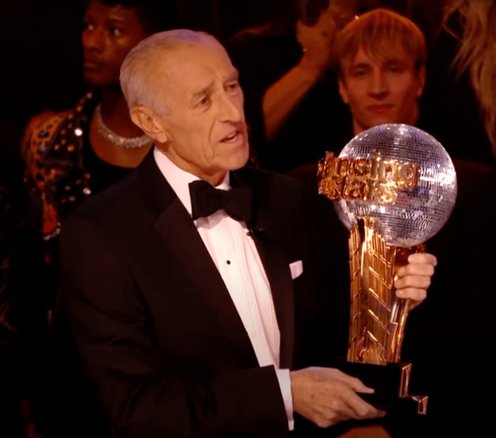 „Dancing With the Stars“ benennt die Mirrorball Trophy zu Ehren des verstorbenen Richters Len Goodman um