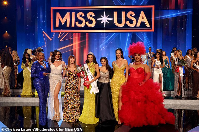 Noelia (Bild Mitte) beeindruckte die Jury mit ihrer Antwort darauf, was sie als „Markenbotschafterin“ in die Miss Universe-Organisation einbringen würde.