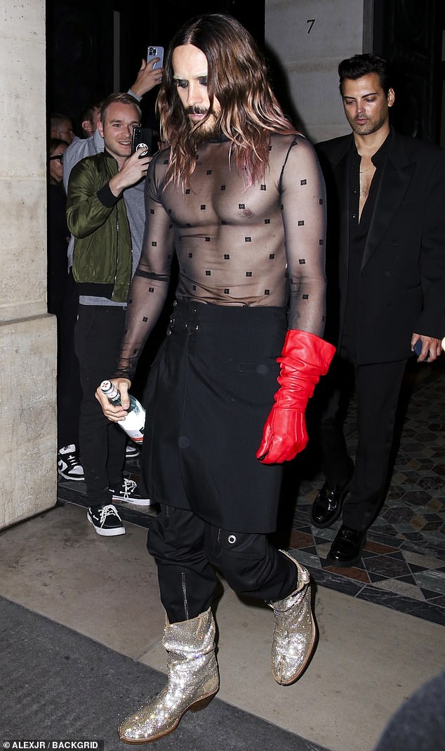 Der Schauspieler, der kürzlich bei einer Show auf der Pariser Modewoche seine fitte Figur zur Schau stellte, kombinierte sein durchsichtiges Oberteil mit einem pechschwarzen Wickelrock, den er über einer passenden Hose trug