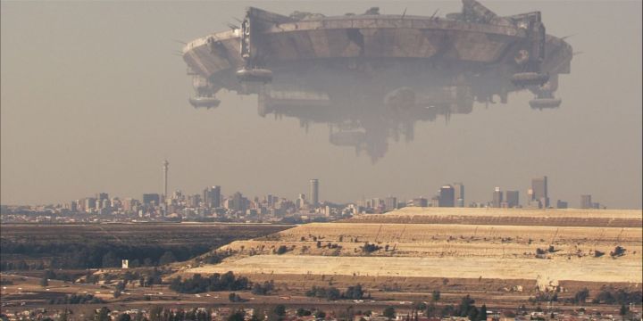 Ein außerirdisches Raumschiff schwebt im Distrikt 9 über Südafrika.