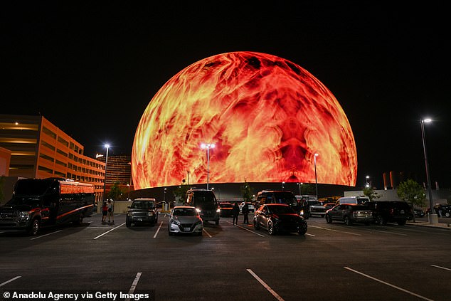 Unglaublich: Mit einer Höhe von 336 Fuß und einer Breite von 516 Fuß wurde die Sphere als die größte kugelförmige Struktur der Welt beschrieben, die mit einem 160.000 umlaufenden LED-Display, 164.000 Lautsprechern und 4D-Funktionen ausgestattet ist