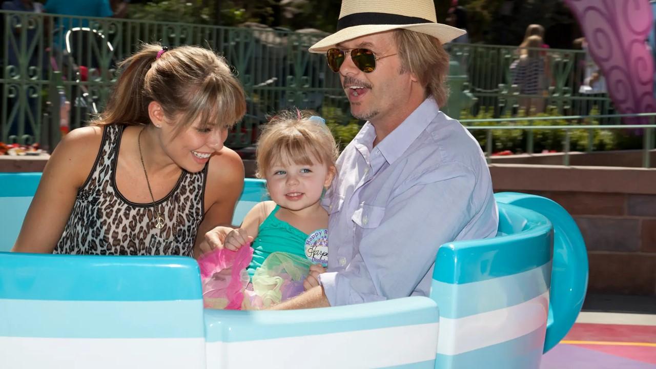 Jillian Grace und David Spade mit ihrer Tochter Harper bei einer Fahrt im Disneyland