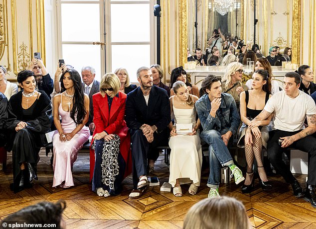 Mit Stars besetzt: Es wurde jedoch bestätigt, dass Anna und Kim während der gesamten Show Seite an Seite saßen;  Im Bild: LR Kris Jenner, Kim, Anna, David, Harper Beckham, Cruz Beckham, Nicola Peltz, Brooklyn Beckham