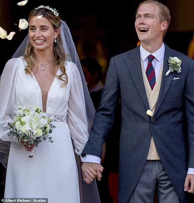 Der Erzherzog schien erfreut zu sein, als er seiner Braut Händchen hielt, nachdem sie in der Kirche ihr „Ja“ gesagt hatten