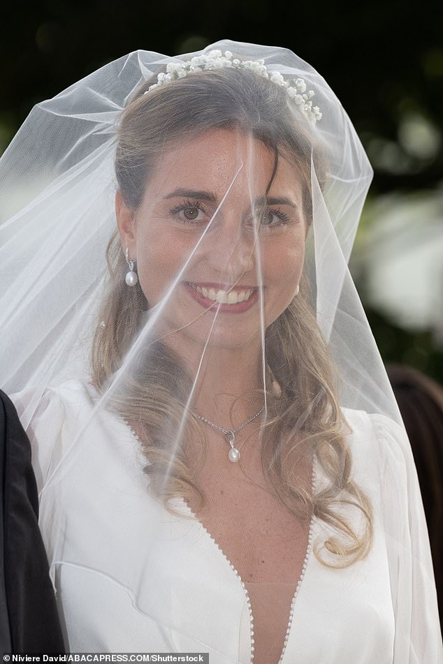 Gräfin Natacha Roumiantzoff-Pachkevitch (im Bild) kombinierte ihr weißes Hochzeitskleid mit einem Schleier und einem kleinen Kopfschmuck