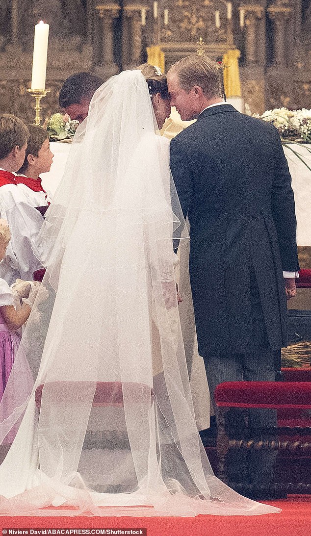GELÜDE: Das Paar erlebt einen intimen Moment während ihrer Hochzeitszeremonie in der Kirche Saint Pierre von Beloeil