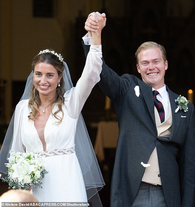 FEIERN: Nach der aufwendigen Hochzeitszeremonie hielt das Paar feierlich die Arme in die Höhe