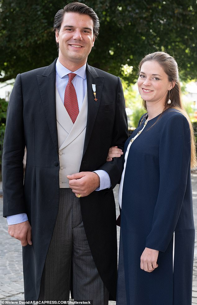 Prinz Amaury von Bourbon-Parma und Prinzessin Pelagie von Bourbon-Parma posieren für Schnappschüsse, während sie an der Hochzeit teilnehmen