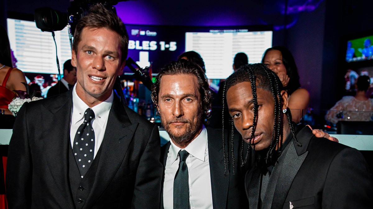 Matthew McConaughey trägt Anzug und Krawatte mit Tom Brady und Travis Scott