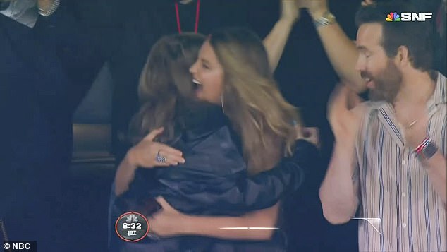 Eine Umarmung!  Kurz nachdem die Chiefs einen Touchdown erzielt hatten, umarmten sich die Sängerin und das Gossip Girl-Mitglied