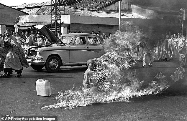 Er sagte, er sei von dem berühmten Mönch inspiriert worden, der sich 1963 auf den Straßen von Saigon verbrannte, um gegen die Verfolgung von Buddhisten durch die vietnamesische Regierung zu protestieren