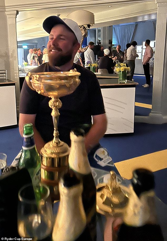 Shane Lowry sieht zufrieden aus, als er während der Feierlichkeiten nach dem Turnier in Rom mit dem Ryder Cup sitzt