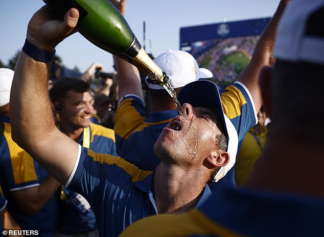 Rory McIlroy feiert einen legendären Ryder-Cup-Sieg, indem er sich auf dem 18. Grün Champagner ins Gesicht schüttet