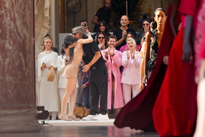 FKA Twigs rollten bei Valentinos Fashion Week Show im Dreck, Florence Pugh nennt es „andersweltlich“