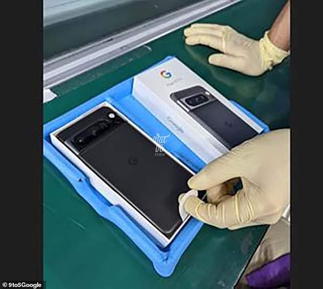 Auf Facebook durchgesickerte Fotos zeigen, dass das Pixel 8 Pro auf der Rückseite eine matte Glasoberfläche haben wird – eine Nachahmung des Designs des neuen iPhone des Konkurrenten Apple
