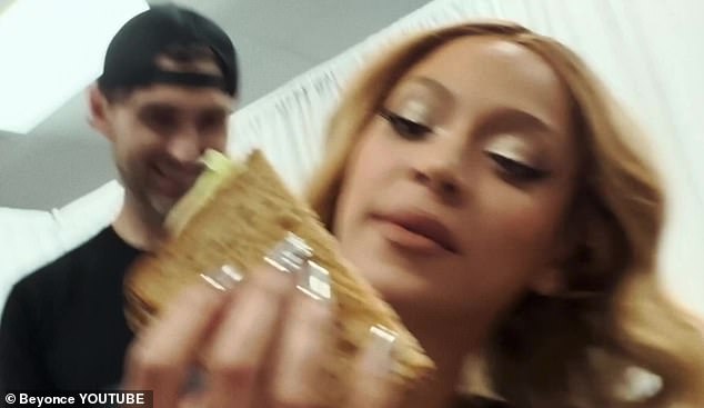 Keine Zeit zum Essen: „Wenn ich auftrete, bin ich nichts als frei“, sagt Beyoncé im Voice-Over, während wir Aufnahmen von ihr sehen, wie sie sich auf einen Auftritt vorbereitet, indem sie schnell ein Sandwich kaut