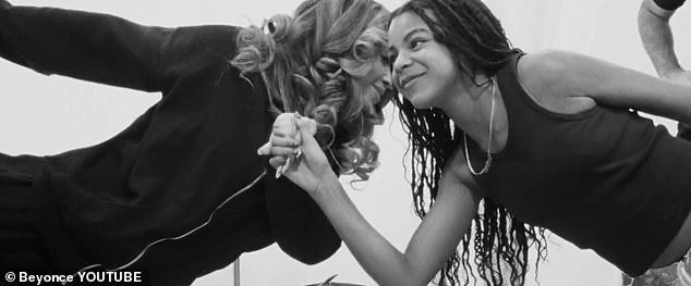 Ausstrecken: Beyonce und Blue demonstrieren ihre Flexibilität, indem sie sich vor der Show ausstrecken