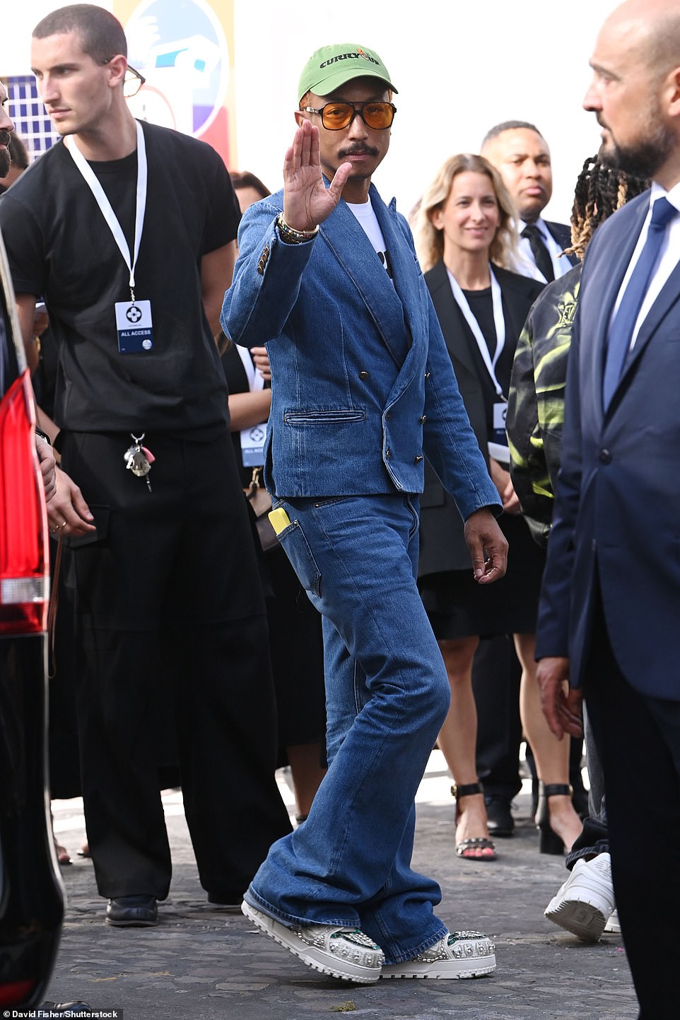 Stilvoll: Pharrell Williams trug eine Kombination aus Jeansjacke und Hose sowie umwerfende, klobige weiße Schuhe