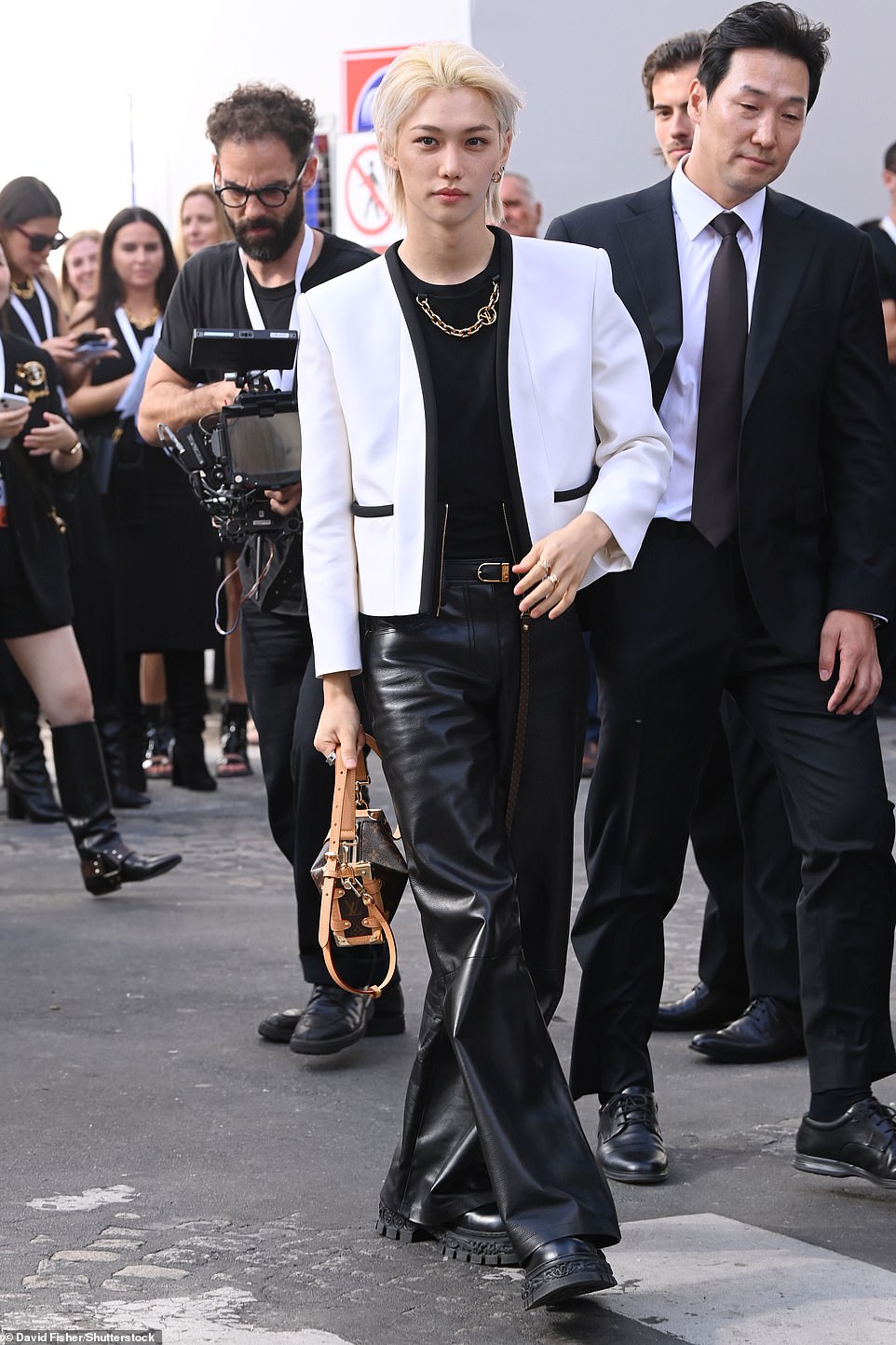 Louis Vuitton: Stray Kids-Star Felix sah in einem weißen Blazer und einer schwarzen Lederhose schick aus